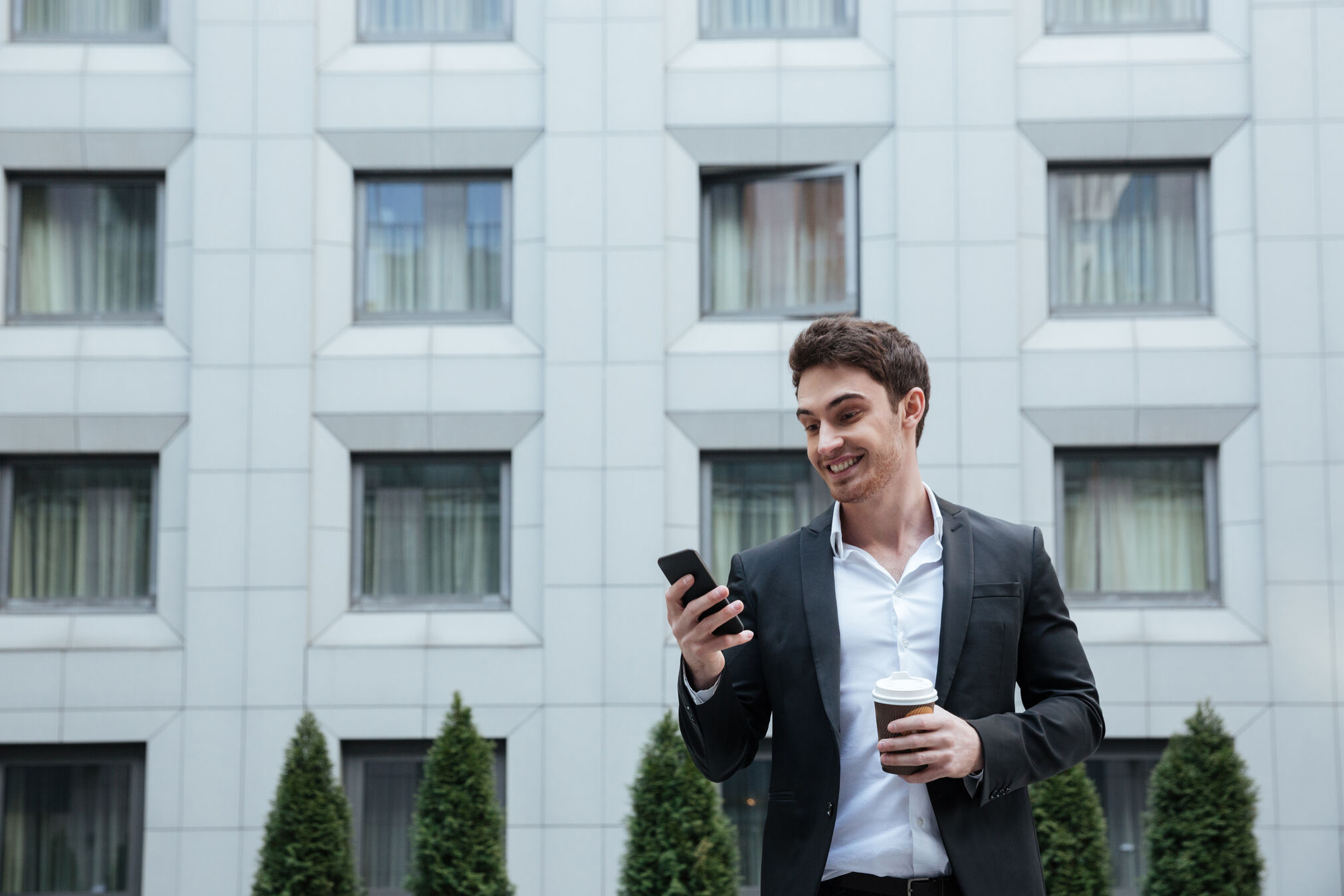 Agent reviewing the best real estate apps on a smartphone during client prep