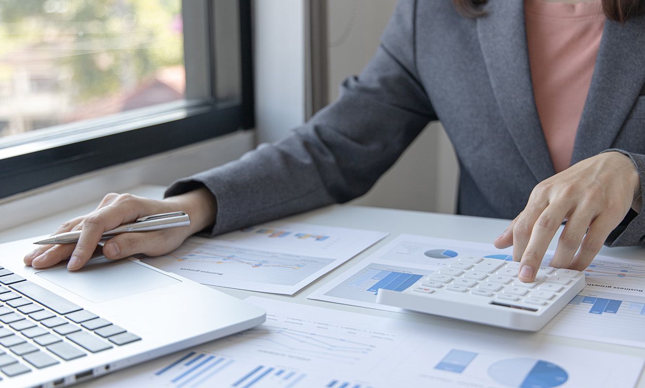 What does real estate agent do